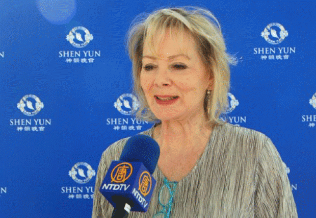 할리우드 영화계 저명 스타이며 에미상 수상자인 진 스마트(Jean Smart)는 세 번째로 션윈을 관람했다. (NTDTV 제공)