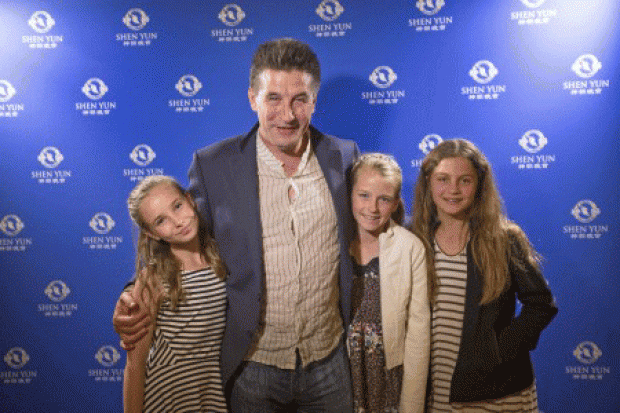 할리우드에서 스타 가족 ‘볼드윈 형제’로 유명한 영화배우 ‘월리엄 볼드윈(William Baldwin)’은 딸 브룩(Brooke)과 딸의 두 꼬마 친구와 함께 4월 30일 밤 산타바바라(Santa Barbara) 그라나다 극장(Granada Theatre)에서의 마지막 회 션윈 공연을 관람했다. (지위안/대기원