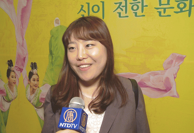 10일 수원 경기도문화의전당에서 션윈을 관람한 민영 라디오 경기방송(FM99.9MHz) 송지영(宋枝英) 기자는 션윈을 보게 될 사람들에게 “감동받을 준비하고 보세요!”라고 전했다. (NTD TV)