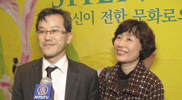 박종흔(朴鐘欣) 대한변호사협회 교육이사이자 중앙대 법학전문대학원 겸임교수는 10일 저녁 수원 경기도문화의전당에서 아내와 함께 션윈 공연을 보고 “중국 고전문화를 볼 수 있는 진정으로 귀한 공연이라고 생각한다”고 말했다. (NTDTV)